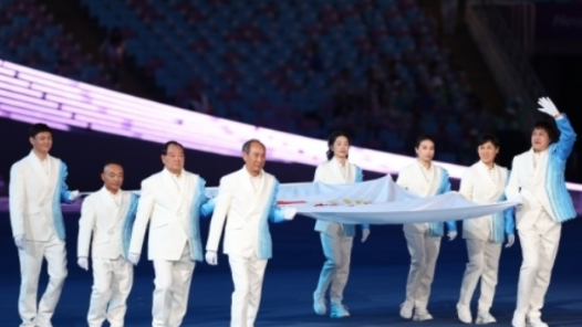 杭州亚运会丨从护旗手到火炬手，亚运会上中国体育的“血脉传承”