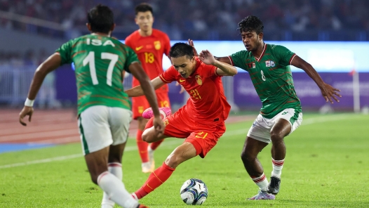 亚运会男足小组赛中国队0比0战平孟加拉国队