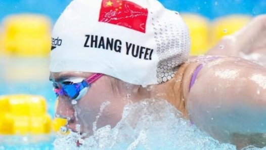 再次刷新赛会纪录！“蝶后”张雨霏女子50米自由泳预赛头名晋级