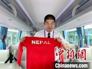 杭州亚运会丨一“程”之缘显温情 尼泊尔球员以球衣相赠护航驾驶员