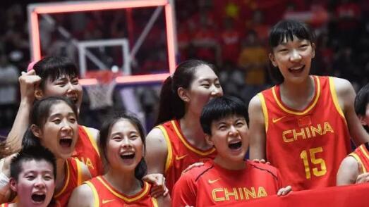 中国女篮第七次夺冠 男子马拉松首夺金牌