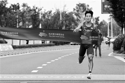 记杭州亚运会男子马拉松冠军何杰：志当存高远 无愧梦少年