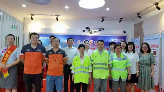 天津市总工会领导向户外劳动者宣讲中国工会十八大精神