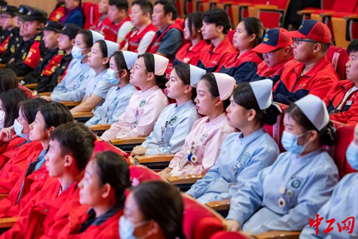 3.11月1日，4位中国工会十八大代表为200余名现场观众献上了一堂“微党课”。（王威 摄）