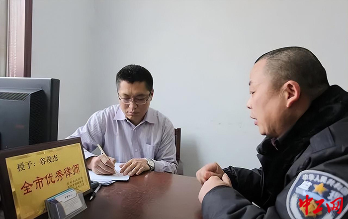 图为谷俊杰律师（左一）在接受职工维权诉求。阳信县总工会供图