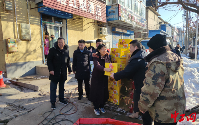 12月16日，慰问组为一线职工送去慰问物资。 安阳市总工会 供图