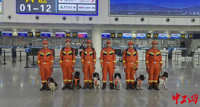图为日前，山东消防搜救犬机动专业支队紧急出动，赶赴灾区支援。山东省消防总队供图