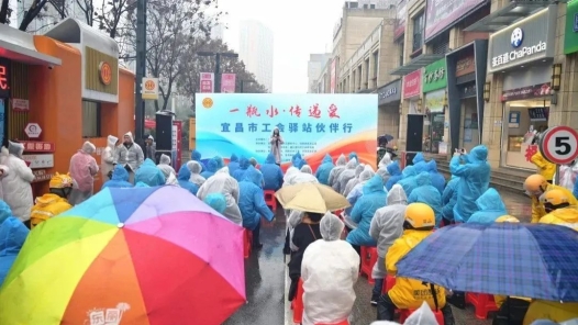 宜昌工会驿站伙伴行活动举行 50万瓶饮用水送给项目建设者