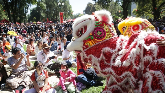 感受欢乐祥和的春节文化——中国龙年新年庆祝活动在多国举行