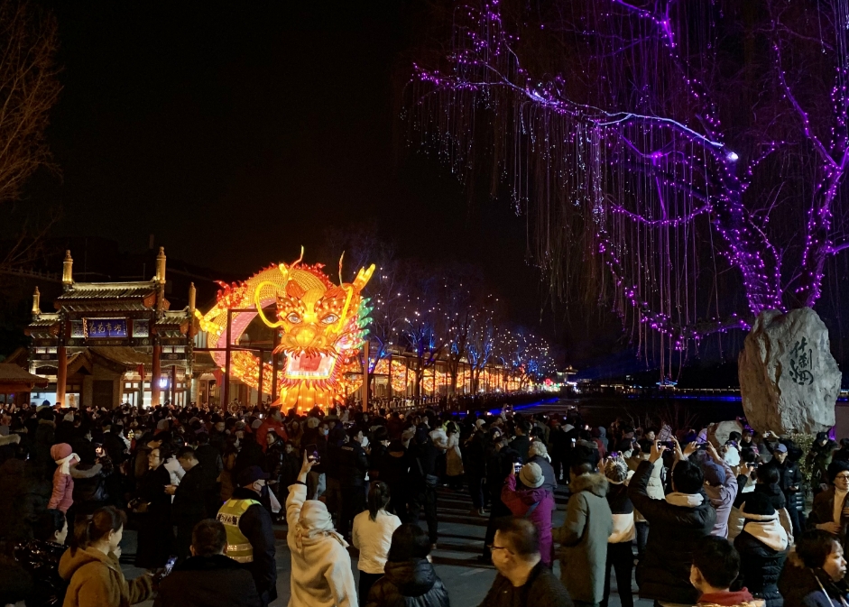 游客打卡北京什刹海巨龙花灯。人民网记 刘颖颖摄