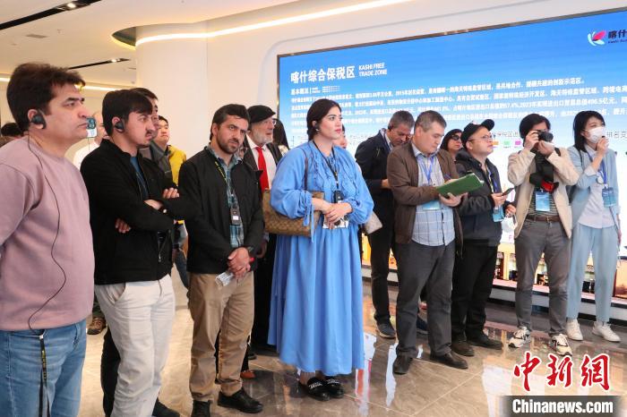 外国媒体人：现代化新疆为周边国家增添发展新机遇