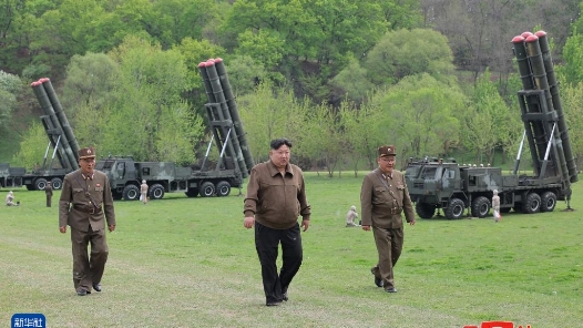  Kim Jong un instructs North Korea's super large rocket artillery units to demonstrate and shoot