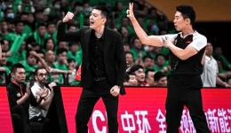 “洋哨”重回CBA赛场的背�? title=