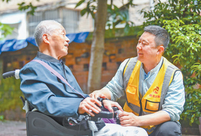 志愿者团队从七人发展到两千多人，胡伟——带动更多人关爱老年人