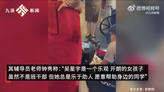  The old man fainted on the high-speed rail, 22 year old medical student knelt down to help