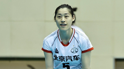  Liu Xiaotong Returns to His Alma Mater to Share the Spirit of Women's Volleyball Team