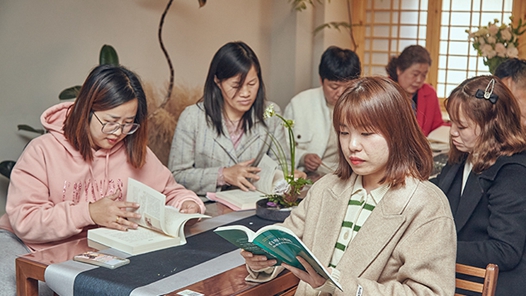  Haikou "Rose Calligraphy" Female Staff Theme Reading Activity Held