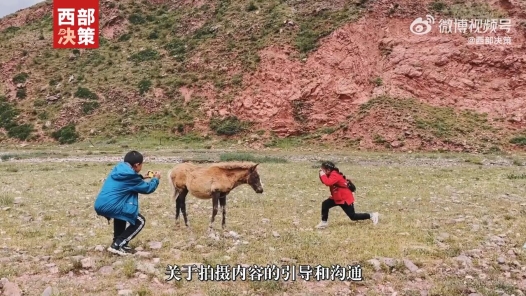 男子在海拔4200米给牧区儿童上摄影课