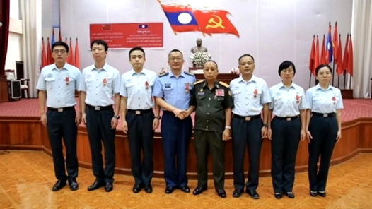 中国军队第十批援老医疗专家组获颁老挝人民军勋章