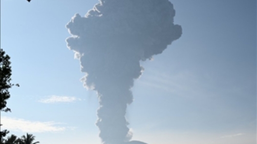印尼伊布火山发生喷发 火山灰柱达7公里