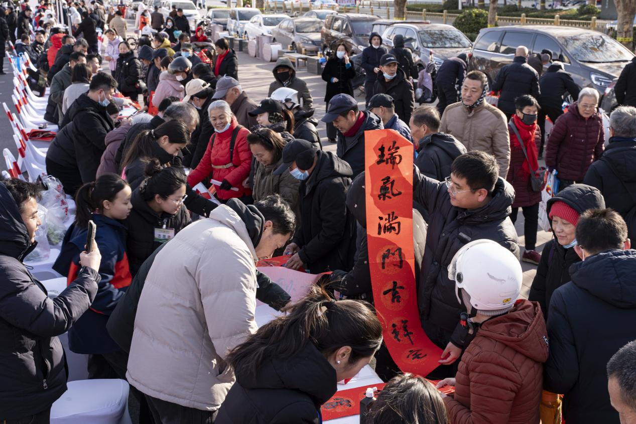 职工群众正在领取春联