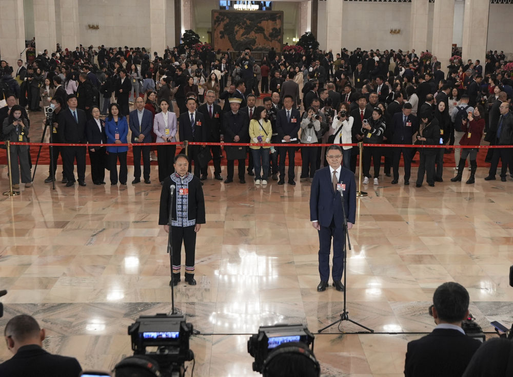 两会通道背后的故事｜40年，他把126个孩子送出大山