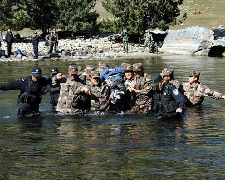 飞行器高空坠落 军警民联合成功救援”