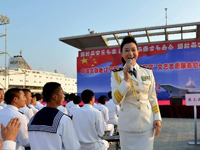 宋祖英来到辽宁舰慰问演出”