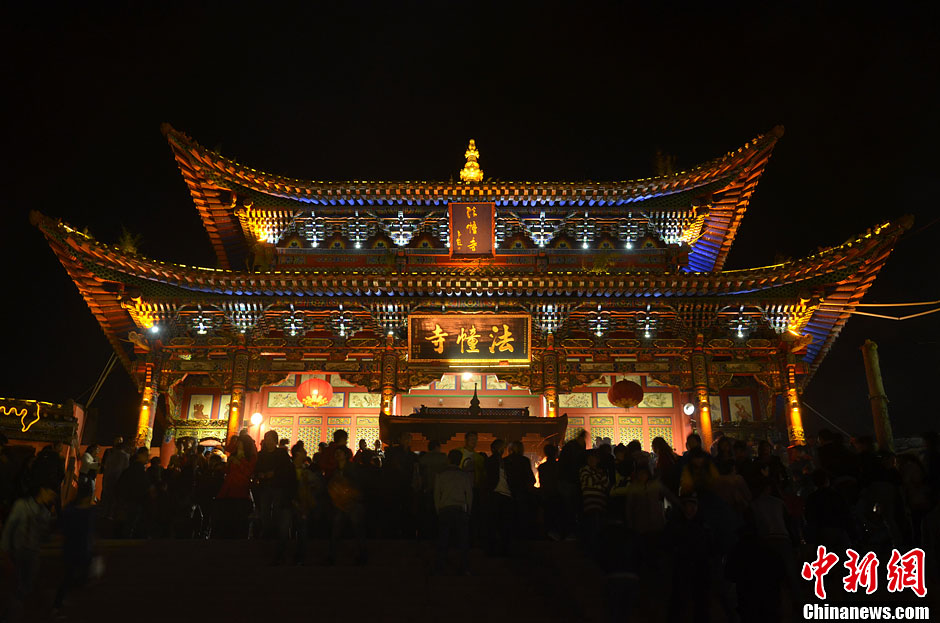 西宁市民深夜登高迎重阳”