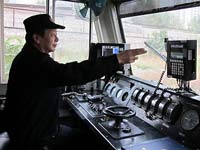 火车司机老人三十载维护千里铁道线行车安全”