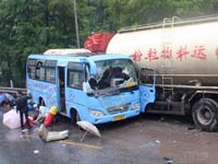 四川巴中罐车与客车碰撞 已致6死14伤”
