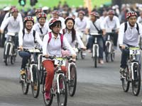 �Ͼ������������г�����ӭ��ɫ��¡�