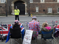 Ӣ��С����ϴ�񼴽����� ���ھۼ����׵ȴ���