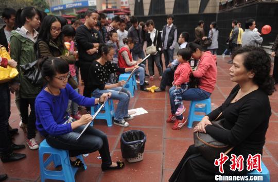 90����Ժ��ѧ����ͷ�滭���� Ϊ��֢ѧ����Ǯ�װ��ġ�