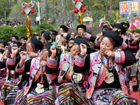 四川理县羌家儿女欢聚一堂载歌载舞庆羌年”