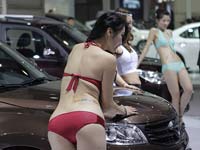 郑州车展 美女车模比基尼身上写广告”