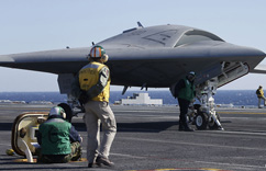 ����X-47B���˽��ػ���ĸ�Ͻ����𽵲��ԡ�