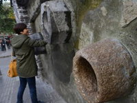 �ɶ�����ǽ�ϵĹž��������ڡ�