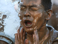 北京白领接受“魔鬼训练””