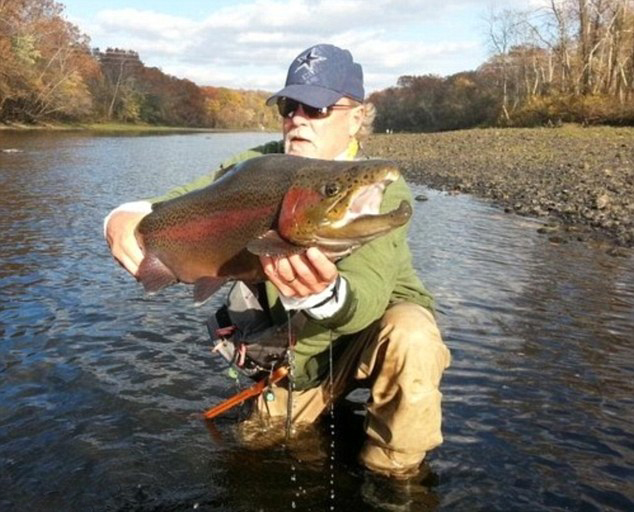美男子捕获最大虹鳟鱼重约20斤”