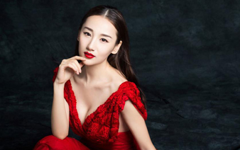高洋时尚大片气质优雅 深V红色长裙显冷艳高贵”
