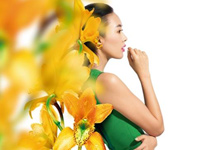 童瑶化身花仙子徜徉花海”