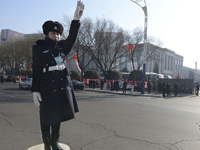 ���ͺ��ؽ�ͷ��Ů����ָ�ӽ�ͨ��