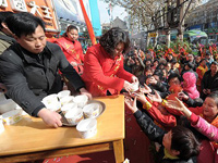 �人���ֺ���Բ�ڿ�Ļ �¿�ζ��ѳ����͡�