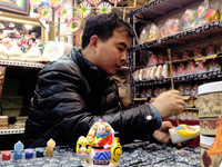 兔儿爷销售毕永刚:我喜欢北京民俗文化”