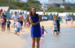 李娜携澳网冠军奖杯海滩拍写真 蓝色短裙显优雅”