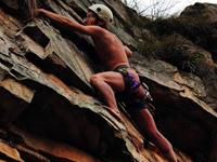 亚洲“蜘蛛人”李童星裸攀张家界“草泥马峰””