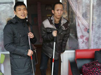 两盲人兄弟的“私人定制”春运回家路”