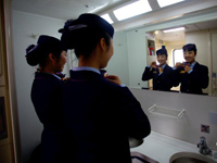 双胞胎列车员严华和严艺的首个春运”