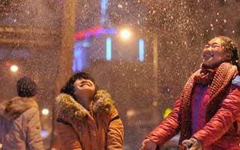 �й��ж���ӭ����Χ��ѩ������